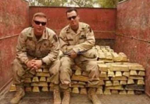 Americki-vojnici-sa-Irackim-zlatom-3
