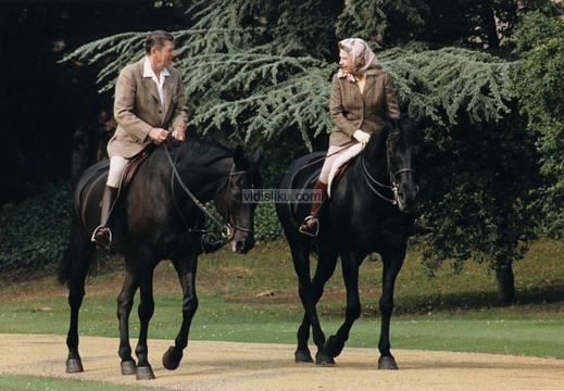 PREDSEDNIK-Reagan-and-Queen-Elizabeth-II-1982