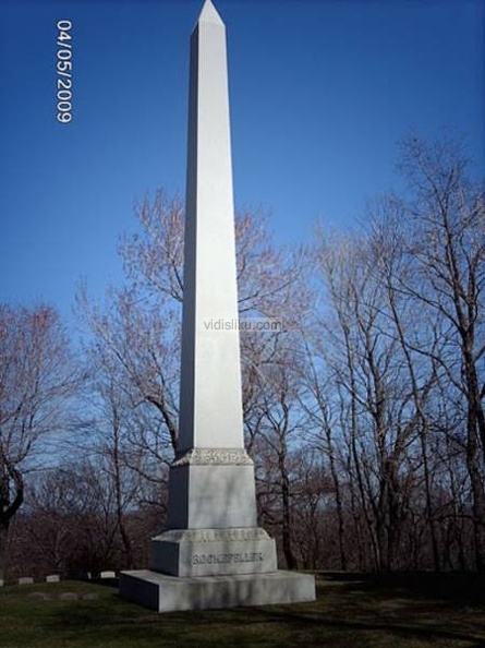 ROCKEFELLER-Family-Obelisk.JPG